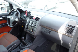 Volkswagen Touran 2,0 TDi,SERV.KN.,CROSS,7 MÍST.