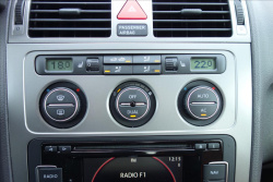 Volkswagen Touran 2,0 TDi,SERV.KN.,CROSS,7 MÍST.