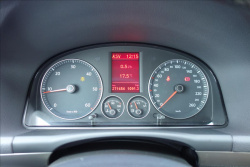 Volkswagen Touran 2,0 TDi,SERV.KN.,CROSS,7 MÍST.