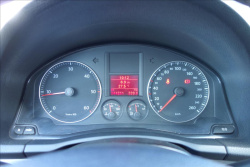 Volkswagen Golf 1,9 TDi 77KW, ČR, SERVIS. KN.